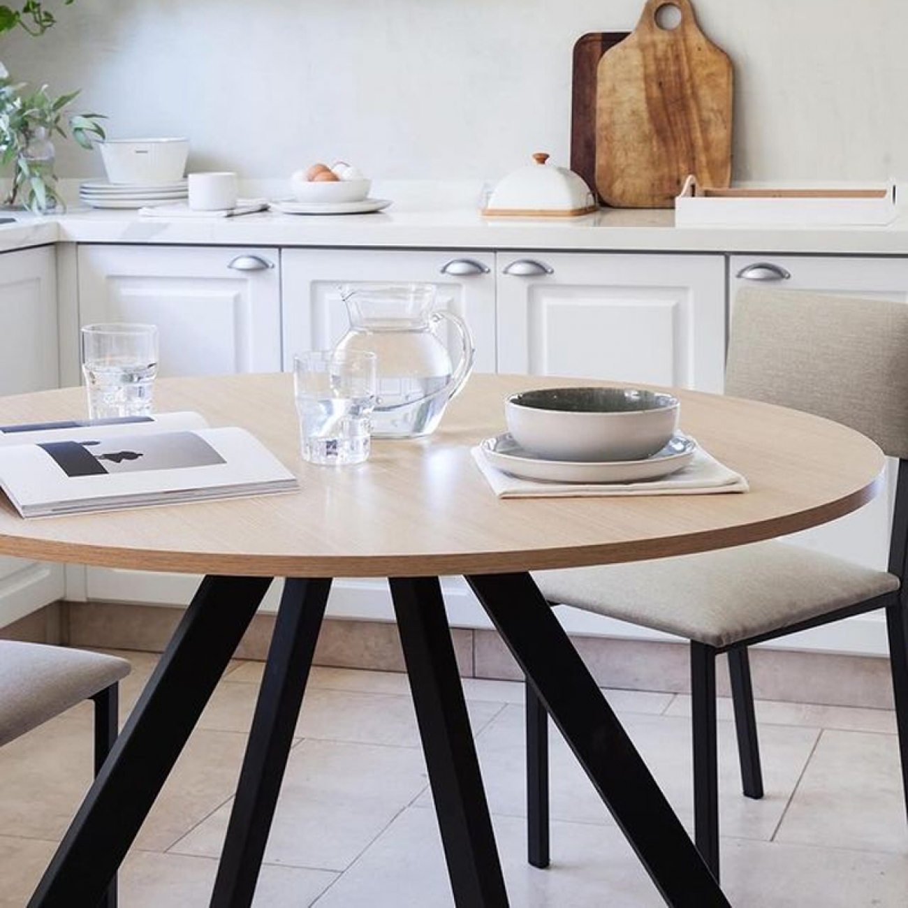 Imagen Mesa De Comedor Sil-car Nilo 110x110 Roble Caño 60x30 Negro Mate